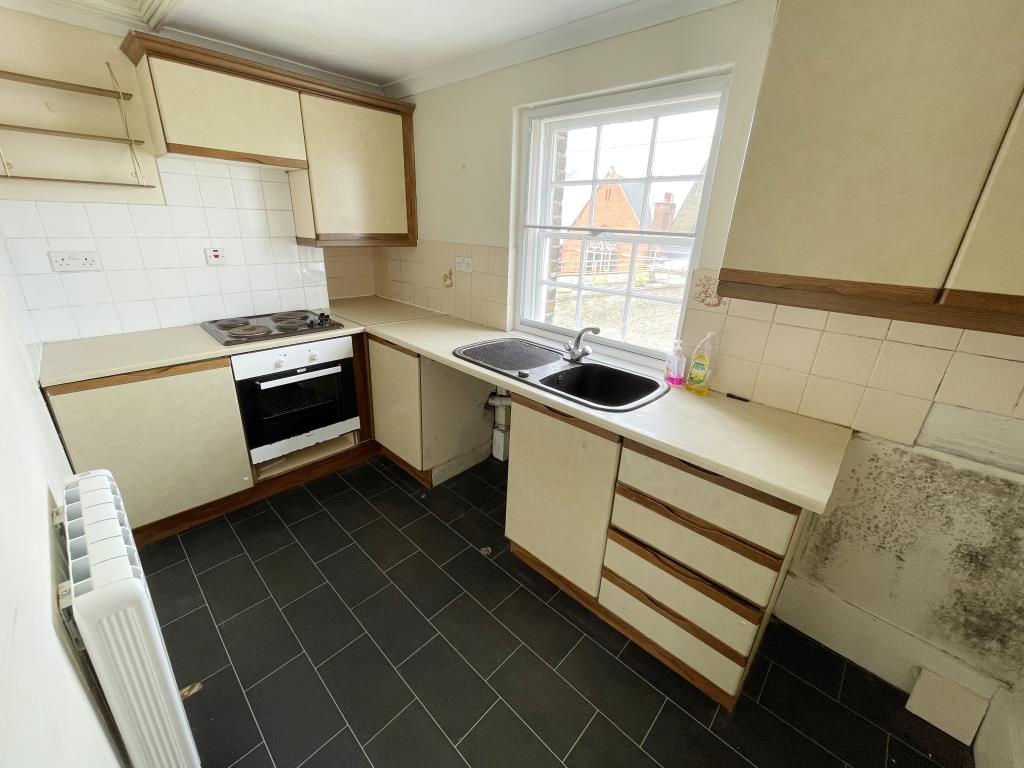 Lot: 132 - THIRD FLOOR STUDIO FLAT WITH VACANT POSSESSION - Inside image of separate kitchen from doorway